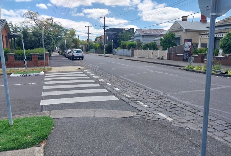Zebra crossing at a T-intersection in a residential neighbourhood