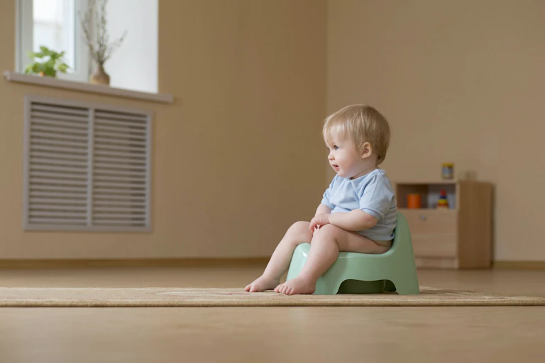 Un bébé sur son pot