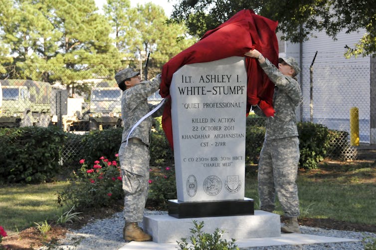 US soldiers unveil a monument to their dead colleague