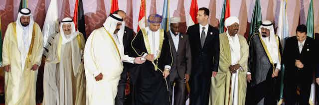 Bachar Al-Assad entouré de plusieurs dirigeants de pays arabes sur une estrade