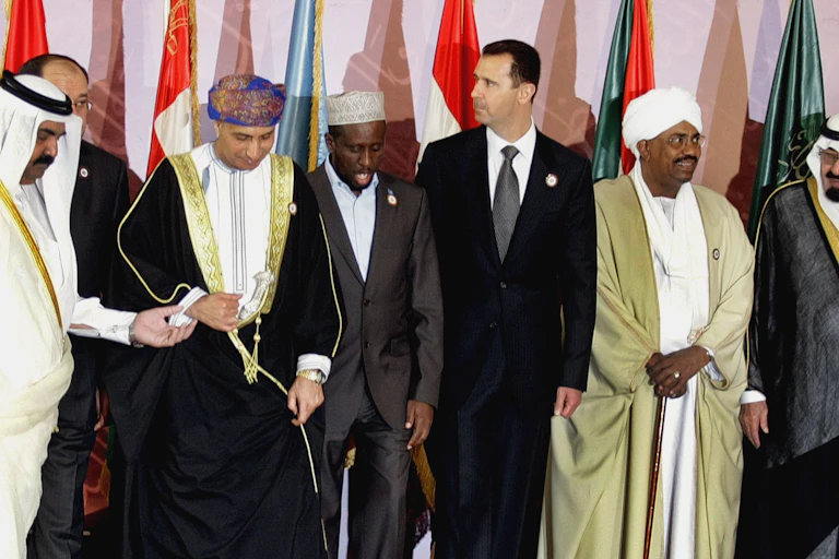 Bachar Al-Assad entouré de plusieurs dirigeants de pays arabes sur une estrade