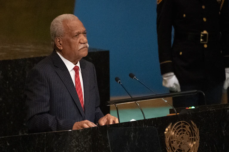 un homme s’exprime à la tribune des nations unies