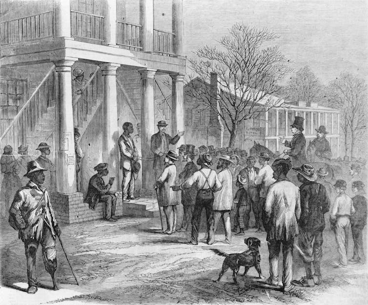 Un dibujo de un hombre negro parado en un porche rodeado de gente.