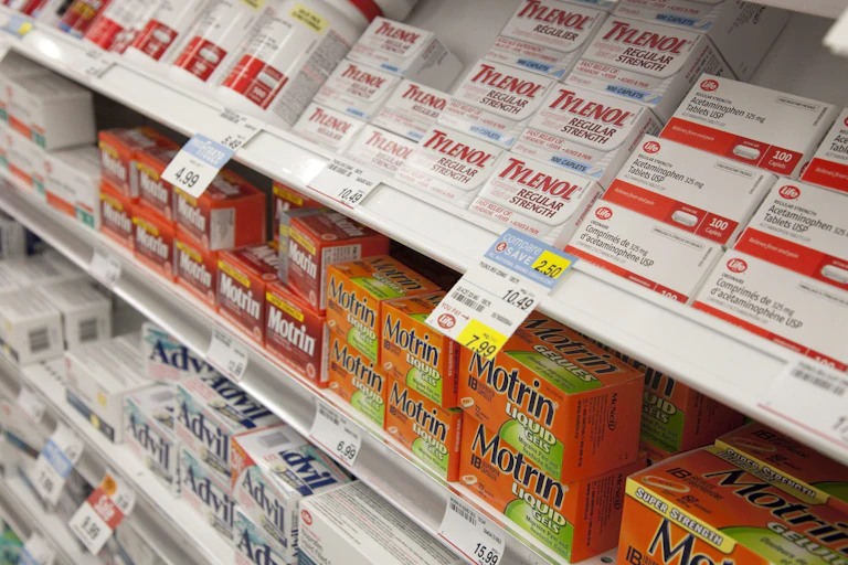 étalage de médicaments à la pharmacie