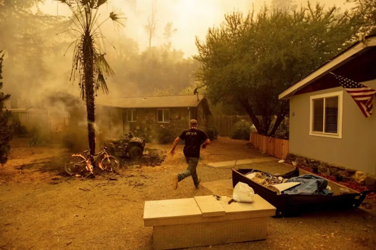 personne qui court dans un paysage d'incendie apocalyptique