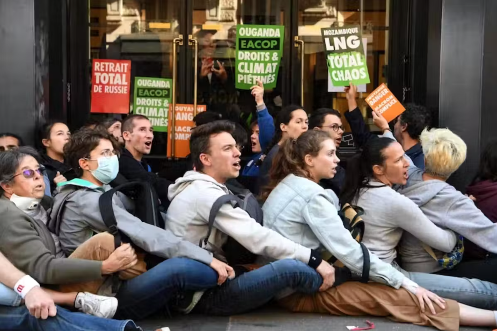 militants écologistes devant un bâtiment à paris