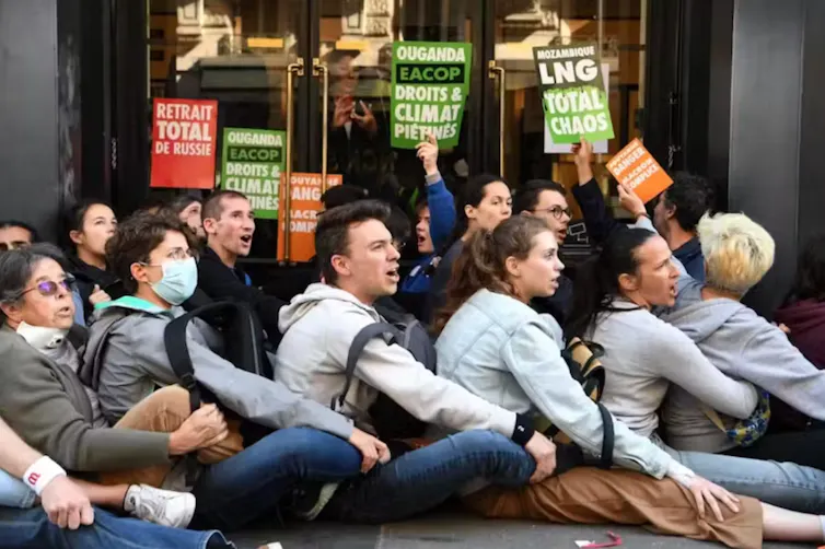 militants écologistes devant un bâtiment à paris