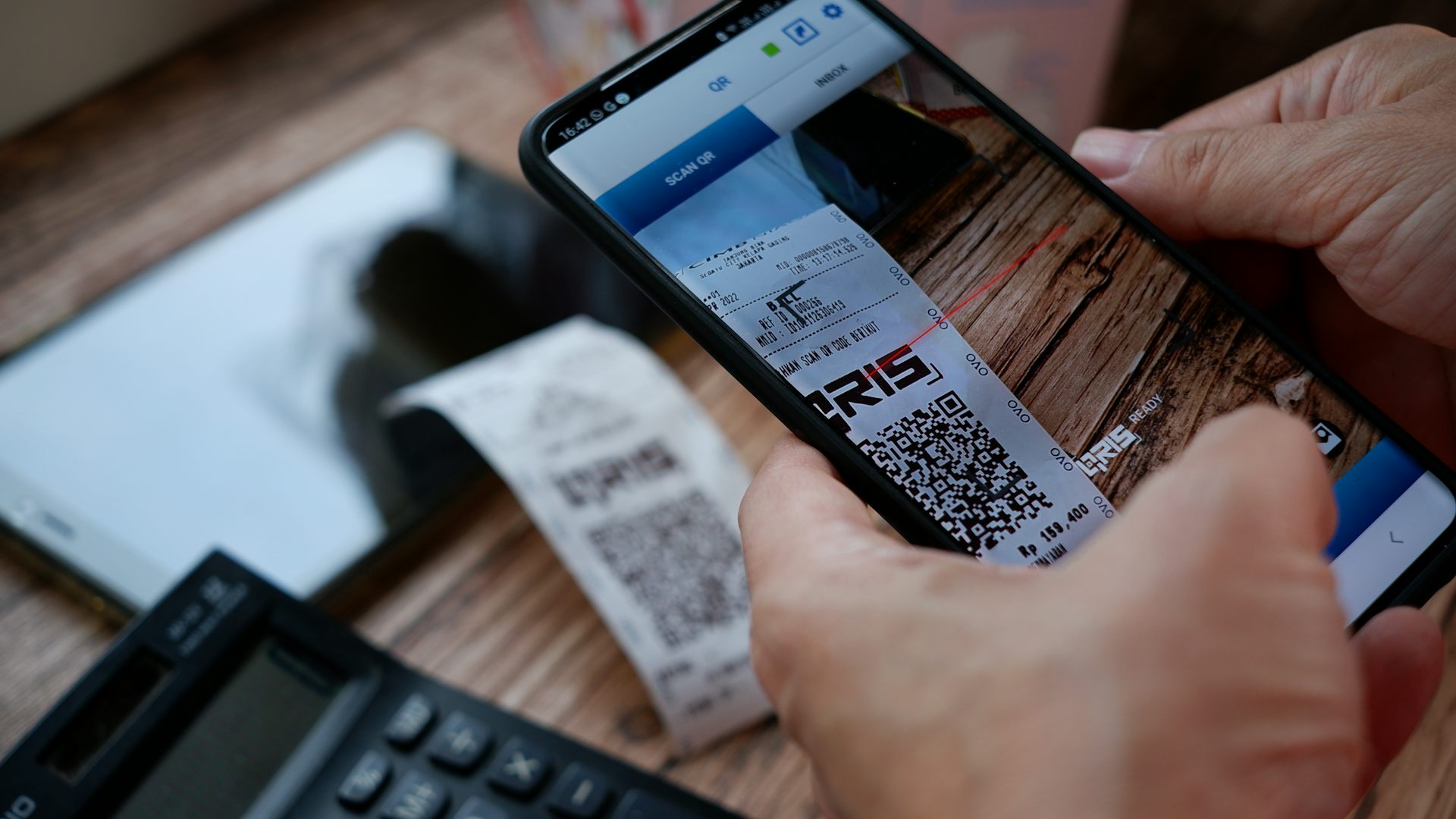 Apa itu QRIS? Apa manfaat dan tantangan penggunaan QRIS di Indonesia?