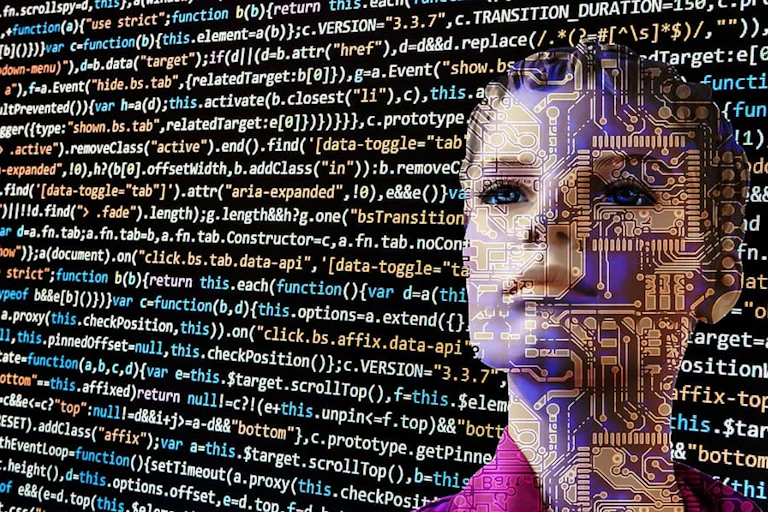 Portrait sur fond de code informatique.