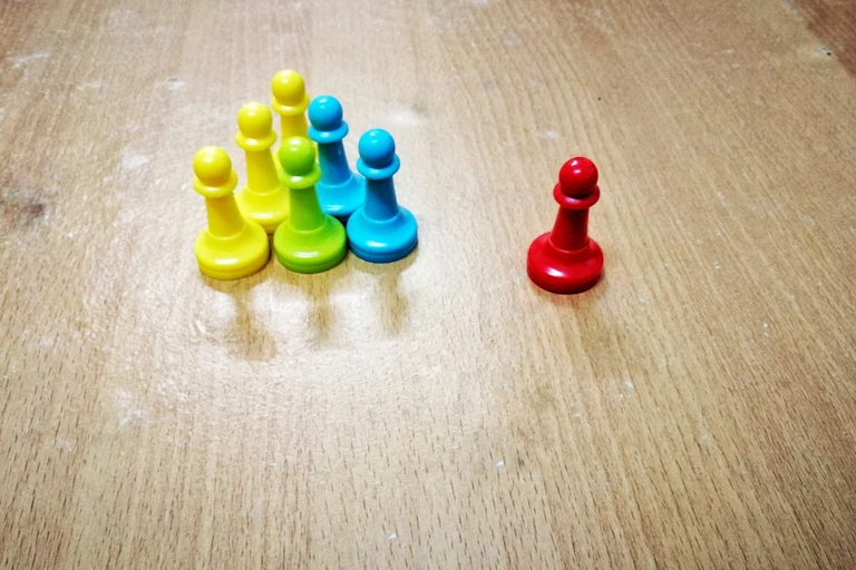 Illustration de l'exclusion avec des pions