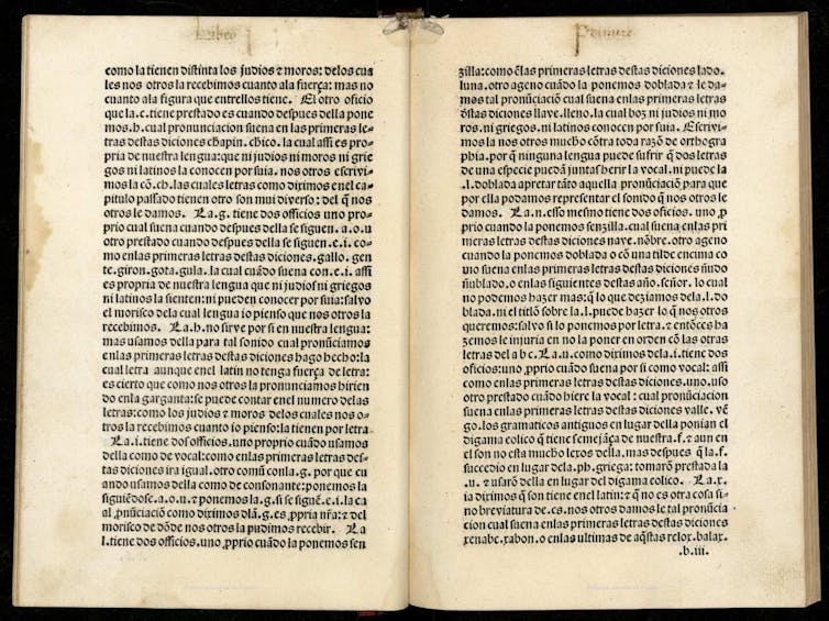 Extracto de la Gramática de la lengua castellana de Antonio de Nebrija en donde menciona la letra 'ñ' declarando 'La n esso mesmo tiene dos oficios: uno proprio, cuando la ponemos sencilla, cual suena en las primeras letras destas diciones: nave, nombre;