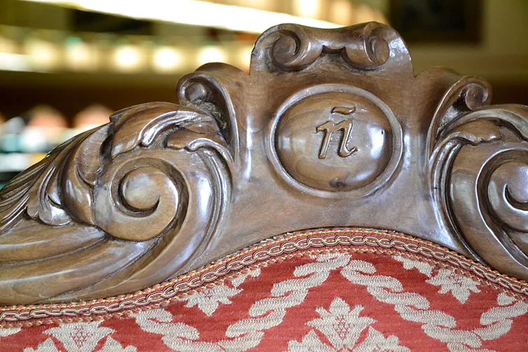 Photograph of the lowercase 'ñ' chair at the Royal Spanish Academy