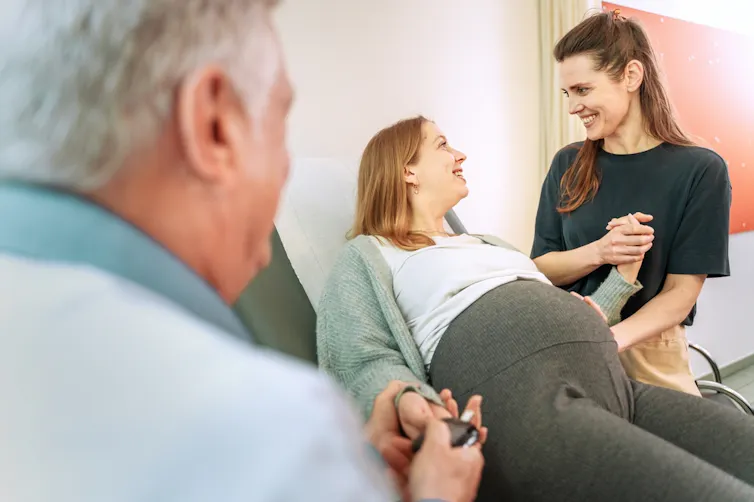 Une femme enceinte est venue avec sa conjointe chez son gynécologue pour un suivi de grossesse