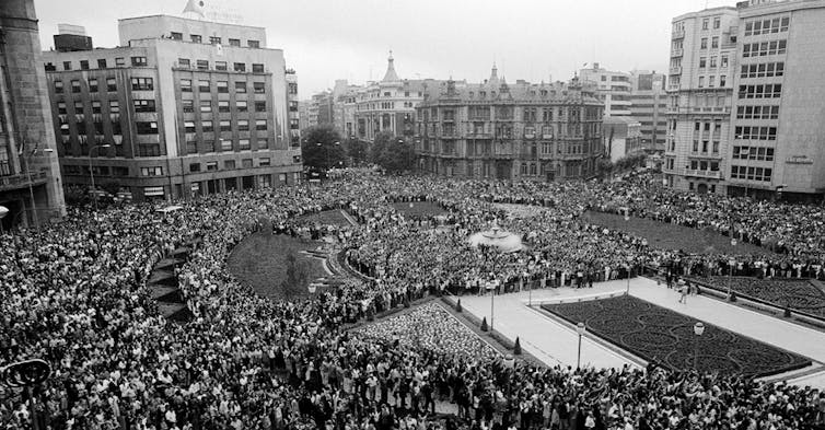 El centro de Bilbao tomado por manifestantes en una fotografía de la época en blanco y negro.