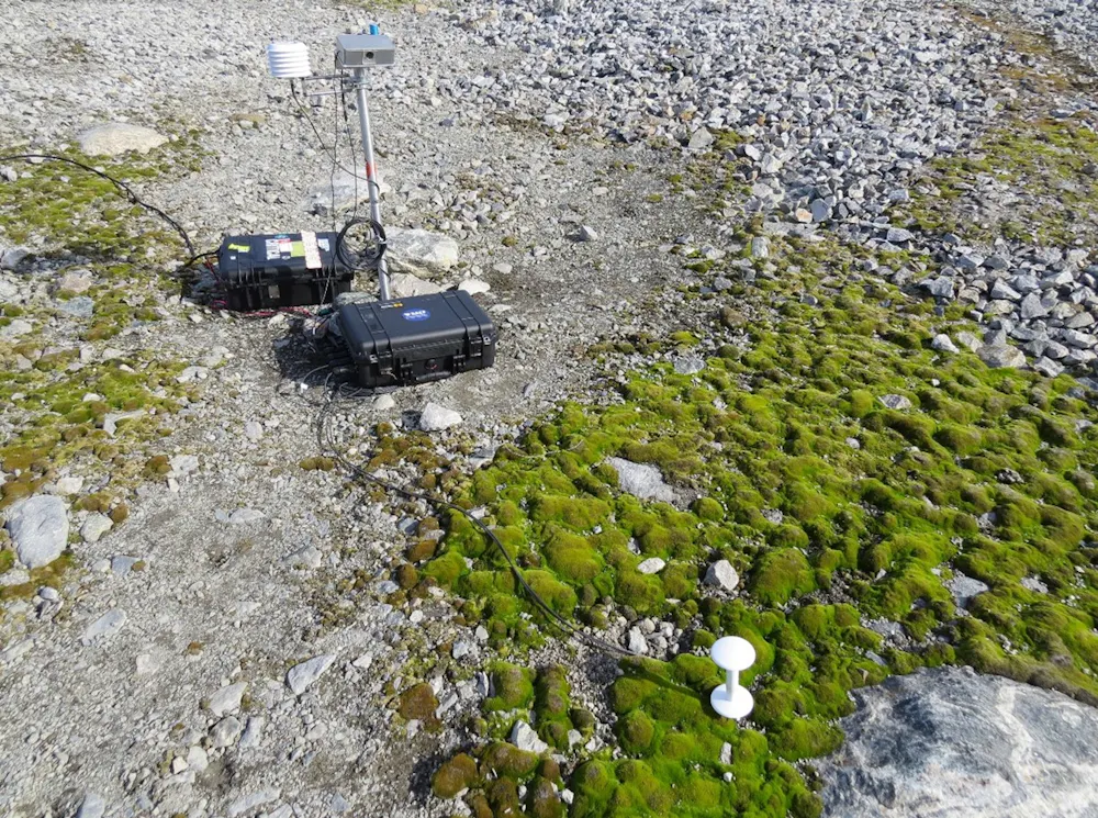 Scan Moss spying on Antarctic moss using drones, MossCam, smart sensors and AI