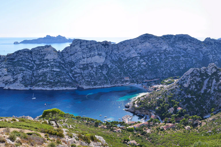 Vue aérienne des calanques marseillaises