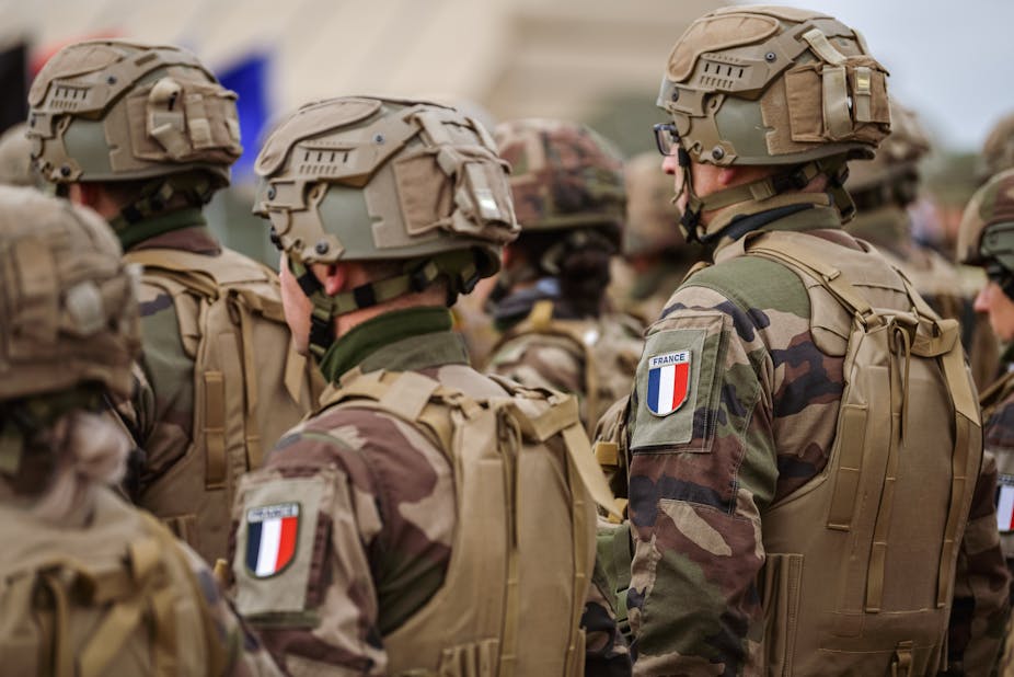 Vue détaillée de l'uniforme de l'armée française porté par les soldats dans une base militaire. Drapeau de français sur l'uniforme.