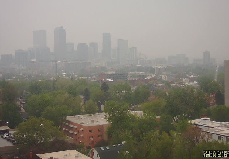 Una foto del horizonte de Denver muestra una ciudad muy brumosa.