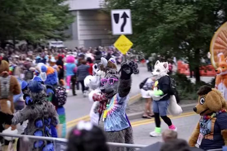 Furry berkumpul di jalanan