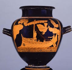 Un jarrón de fondo negro con una ilustración en naranja de un barco y sirenas aladas alrededor.