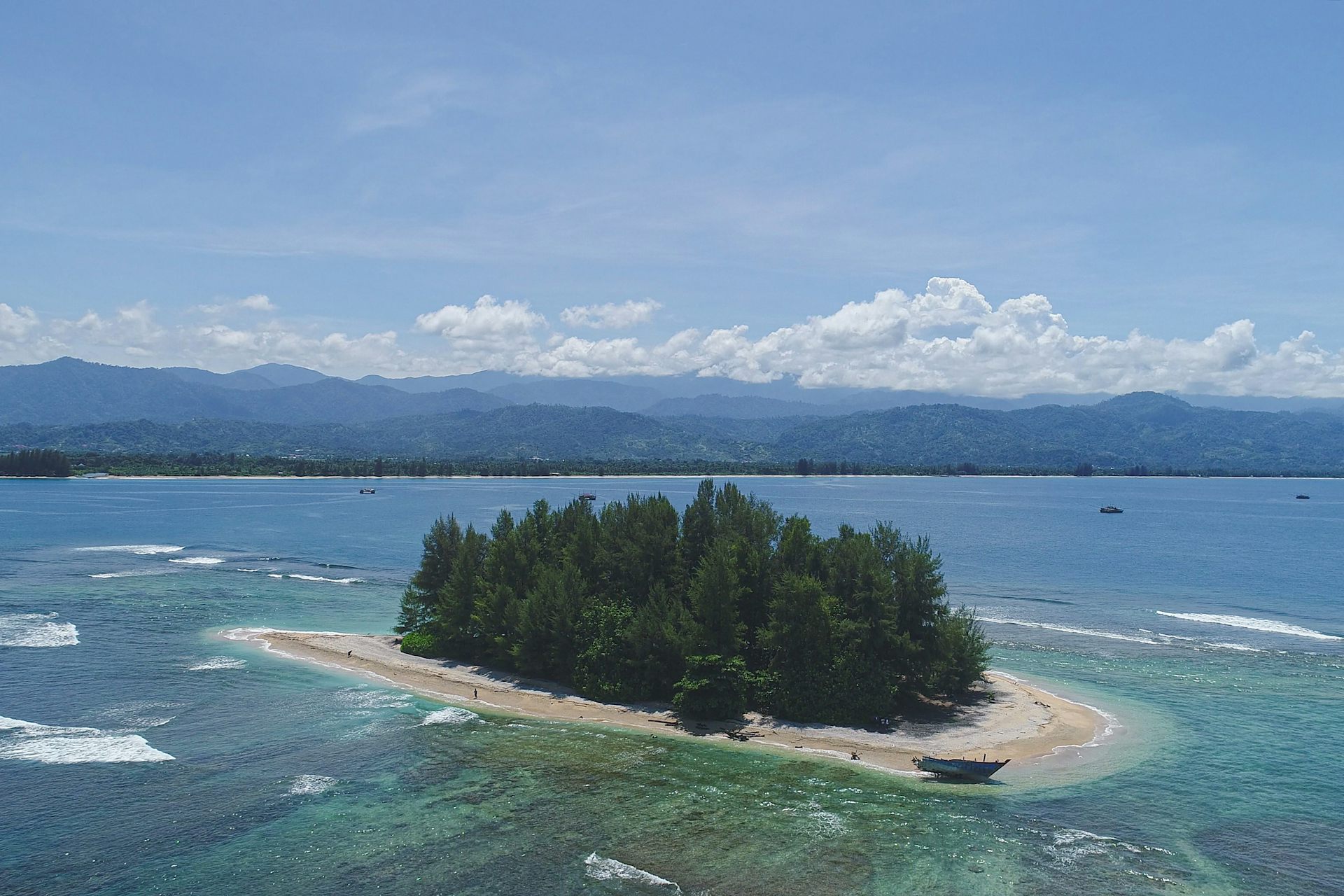 Dibandingkan &lsquo;menjual&rsquo; pulau ke pihak asing, pengelolaan bersama warga lokal jauh lebih baik