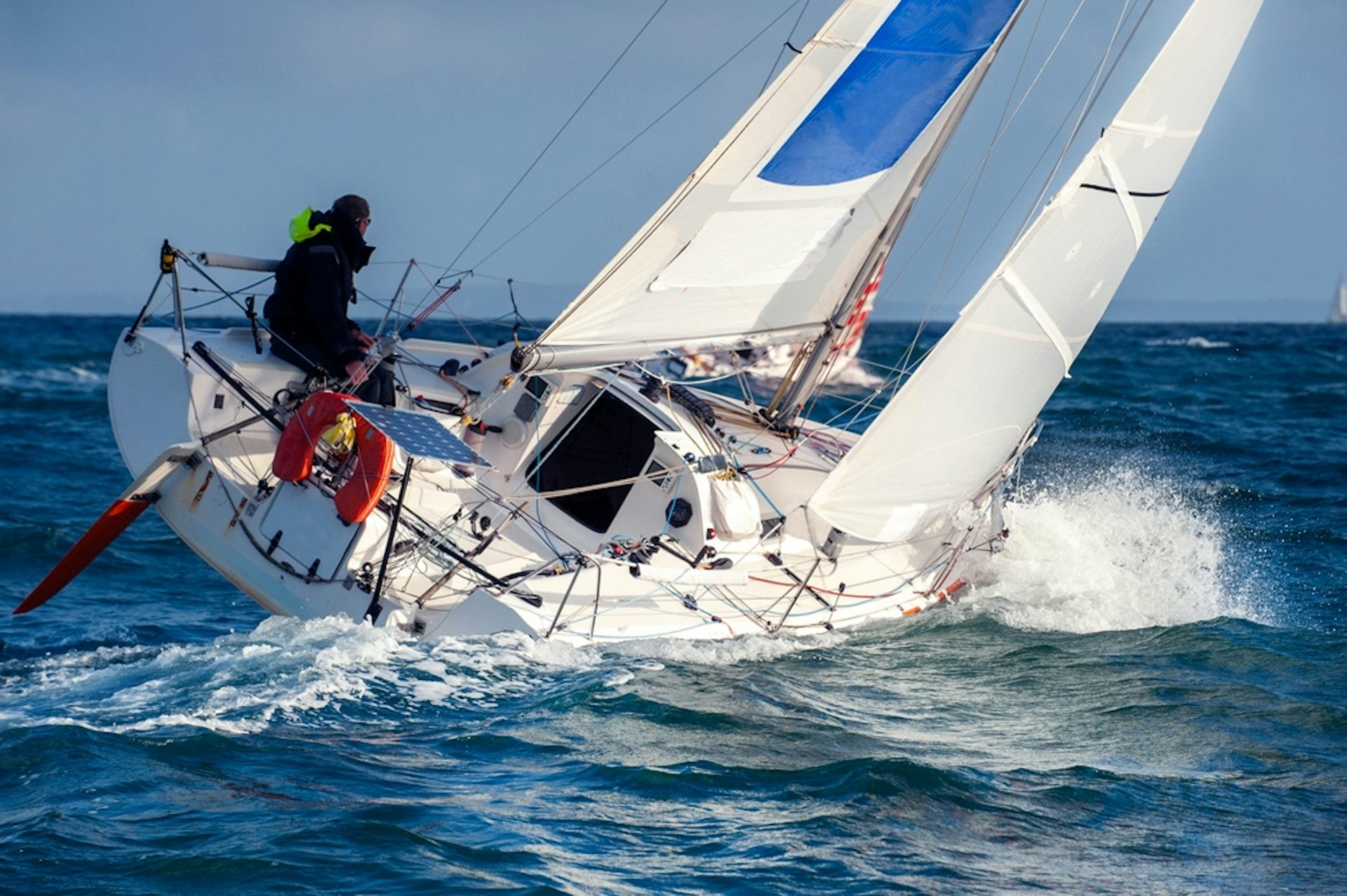 Un skipper est en train de mener son bateau en solitaire