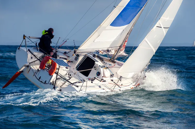 Un skipper est en train de mener son bateau en solitaire