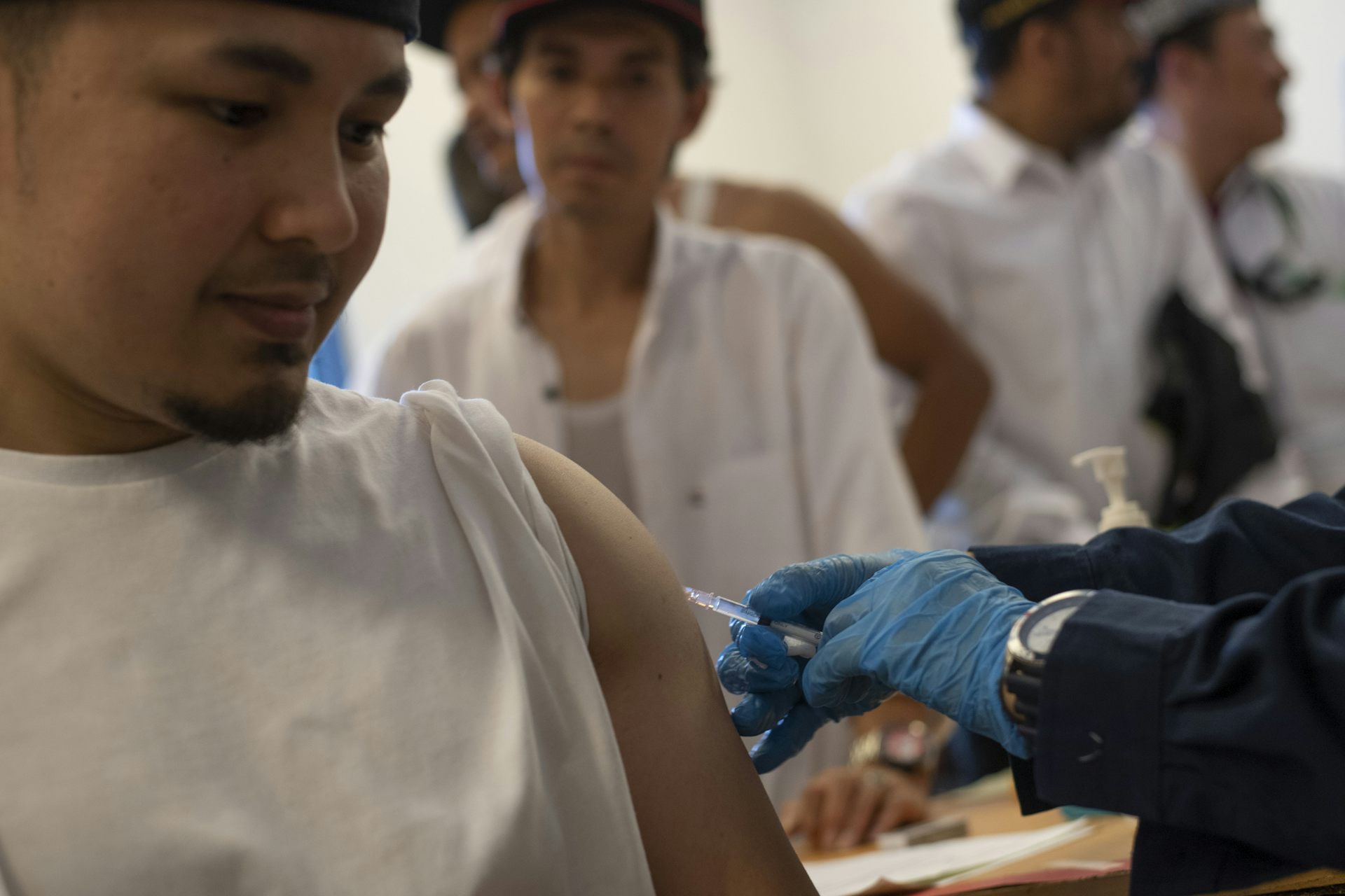 Mengapa mayoritas vaksin diberikan via suntik?