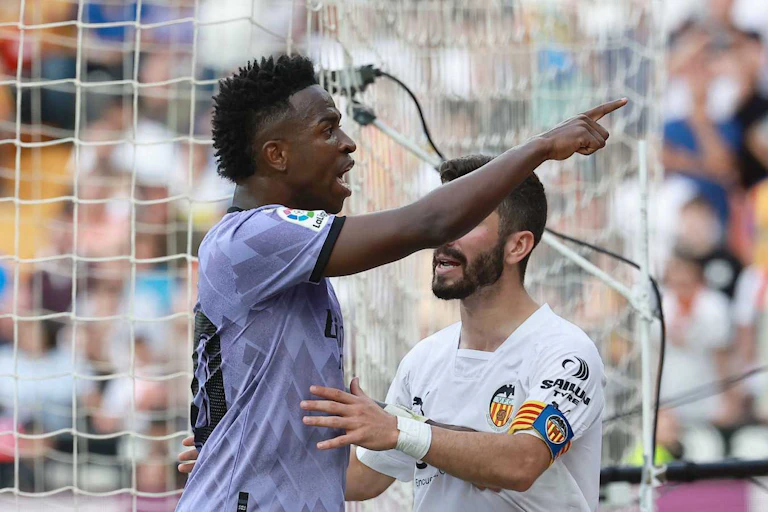 Vinicius señala a las gradas con enfado.
