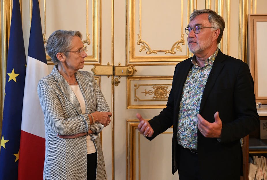 Le maire démissionnaire de Saint-Brevin-les-Pins's Yannick Morez, dont la propriété a été incendiée, s'entretient le 17 mai 2023 avec Elisabeth Borne.