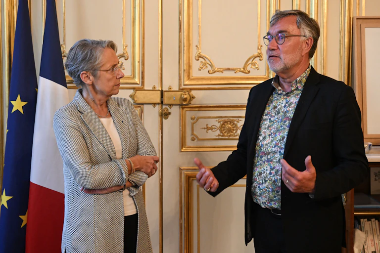 Le maire démissionnaire de Saint-Brevin-les-Pins's Yannick Morez, dont la propriété a été incendiée, s'entretient le 17 mai 2023 avec Elisabeth Borne.