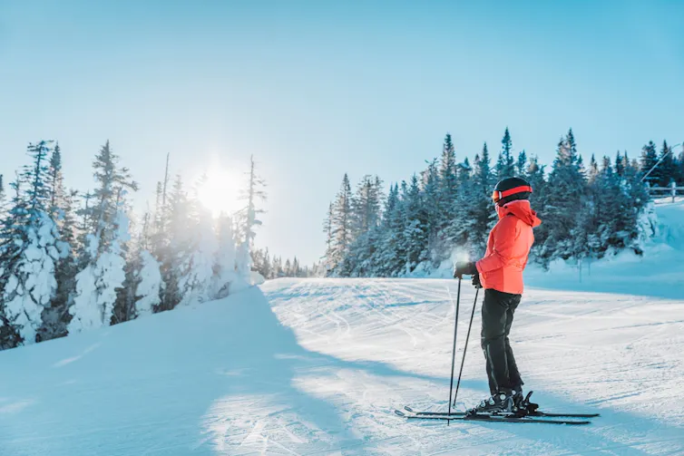 personne debout sur une piste de ski