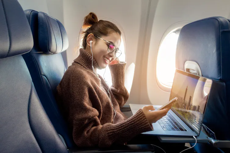 femme assise dans un avion