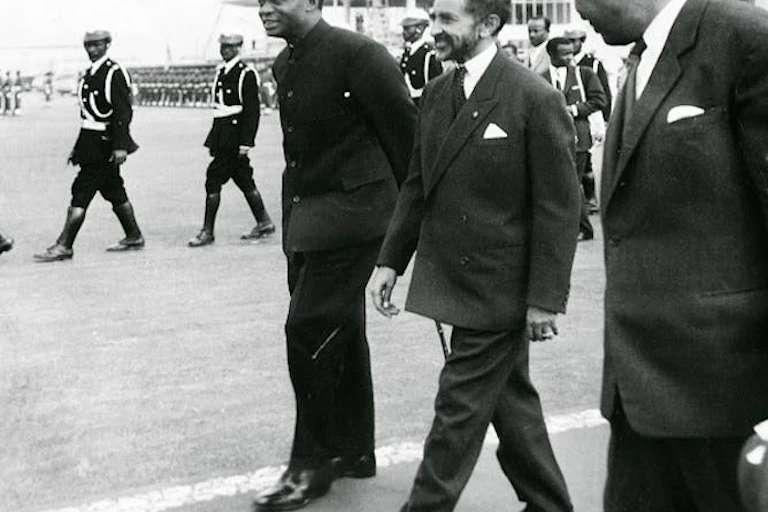 Trois hommes marchent sur le tarmac.
