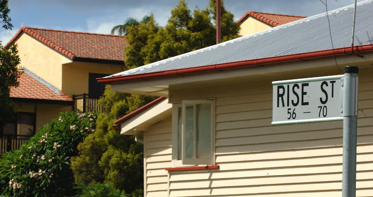 sign reading 'Rise St'
