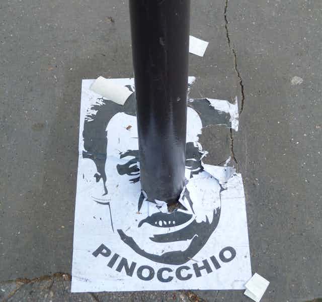 Affiche de Sarkozy représentant Pinocchio lors des manifestations contre la réforme des retraites en octobre 2010 à Paris.