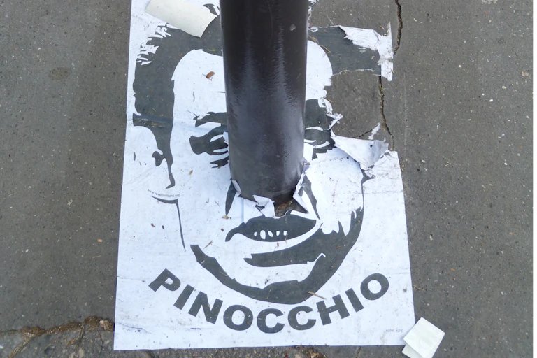 Affiche de Sarkozy représentant Pinocchio lors des manifestations contre la réforme des retraites en octobre 2010 à Paris.