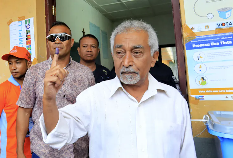 Pemimpin Fretilin, Mari Alkatiri, menunjukkan jarinya yang bertinta setelah mencoblos di TPS saat pemilihan parlemen di Dili, Timor Leste