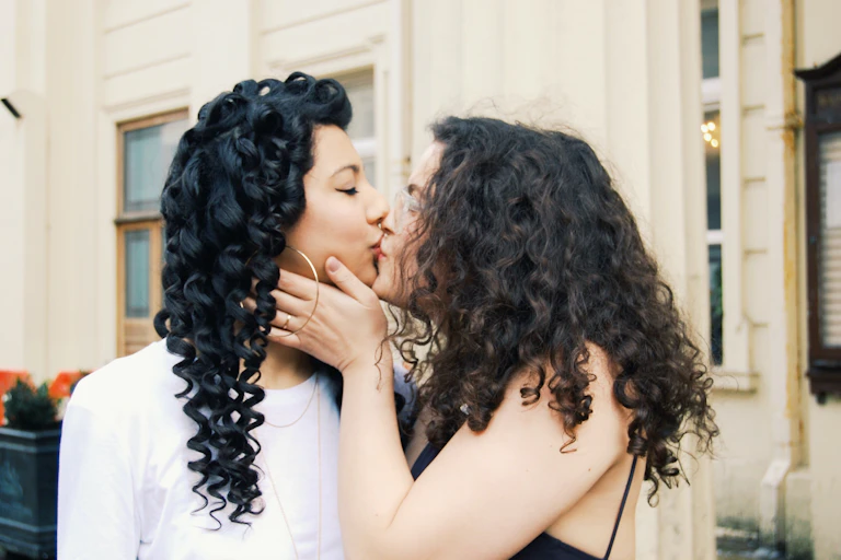 Deux femmes s'embrassant