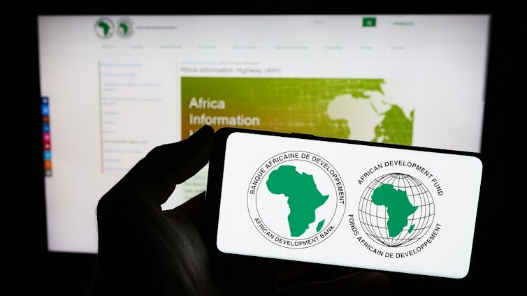Logo de la Banque africaine de développement sur un smartphone