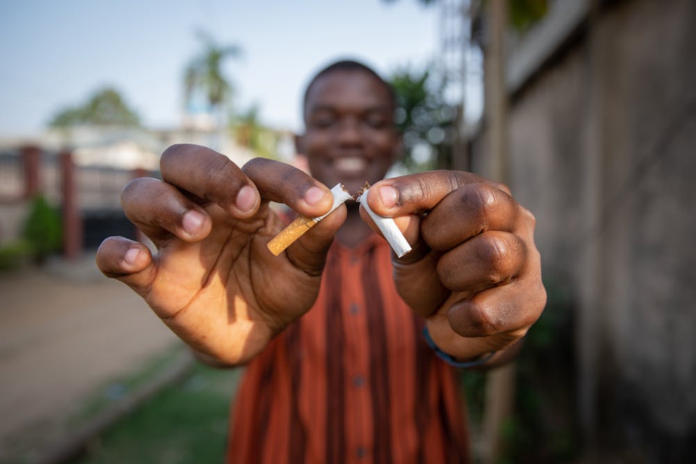 El consumo de tabaco es caro, y también lo es dejar de fumar.  Encuestas de ocho países africanos muestran quién necesita ayuda