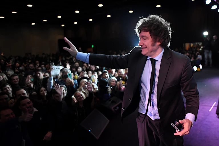 Javier Milei salue ses partisans pendant un meeting