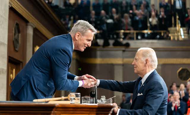 Joe Biden y Kevin McCarthy se dan la mano tras una sesión del congreso en el capitolio.