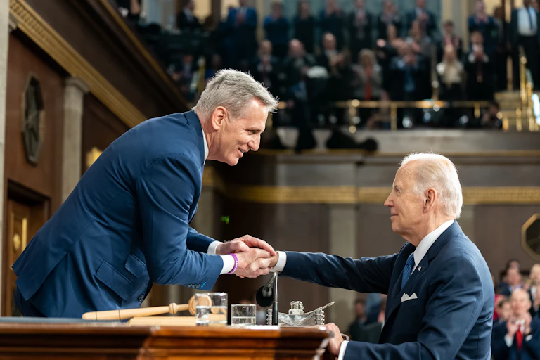 Joe Biden y Kevin McCarthy se dan la mano tras una sesión del congreso en el capitolio.