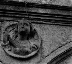 Estatua de una mujer en piedra