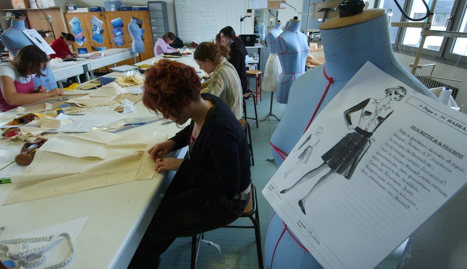 Des élèves de lycée professionnel travaillent à l'élaboration d'une jupe.