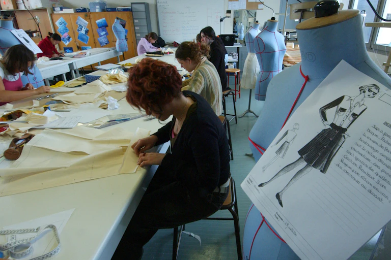 Des élèves de lycée professionnel travaillent à l'élaboration d'une jupe.