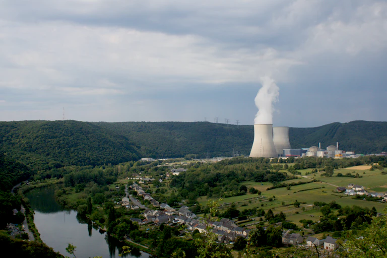 paysage de centrale nucléaire en france