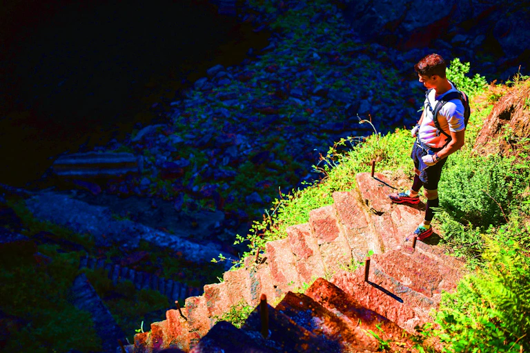 Un ultratrailer ante una improbable escalera en la naturaleza