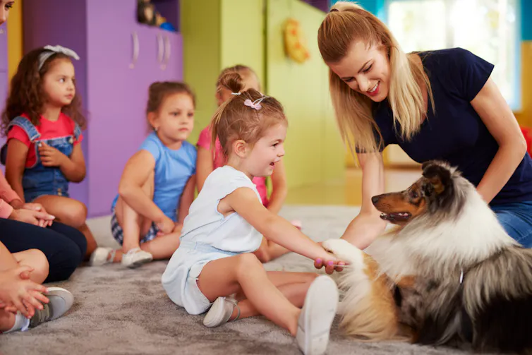 Enfants jouant avec un chien